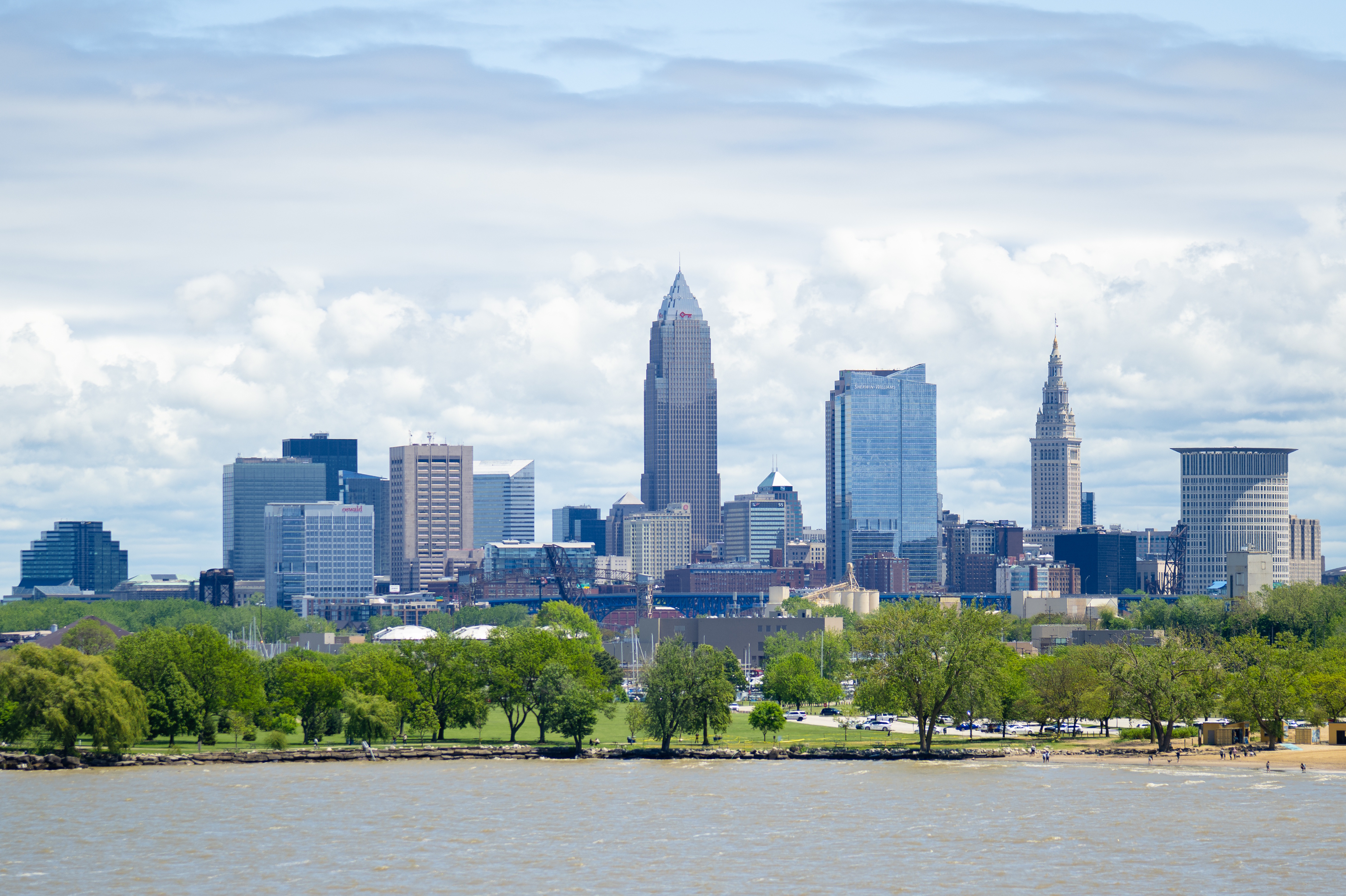 https://upload.wikimedia.org/wikipedia/commons/6/61/Cleveland_skyline_from_Edgewater_Park%2C_May_2025.jpg