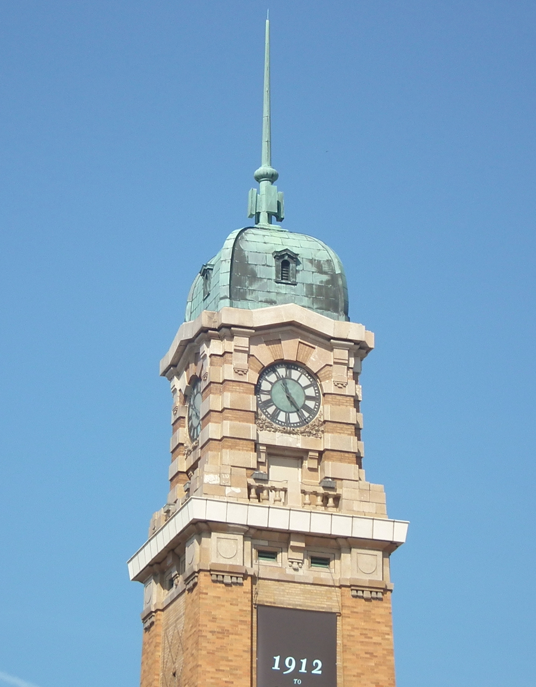 https://upload.wikimedia.org/wikipedia/commons/7/71/Cleveland_West_Side_Market_Clock_Tower_%287382159624%29.jpg